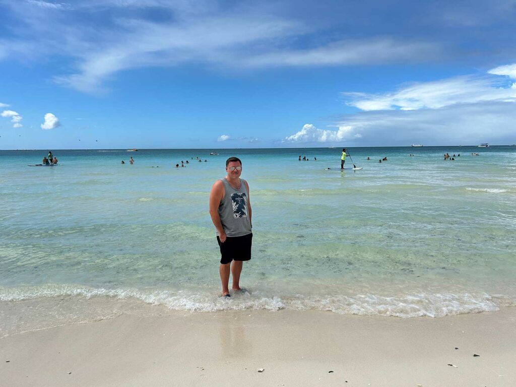 Un homme posant devant la mer à Boracay aux Philippines