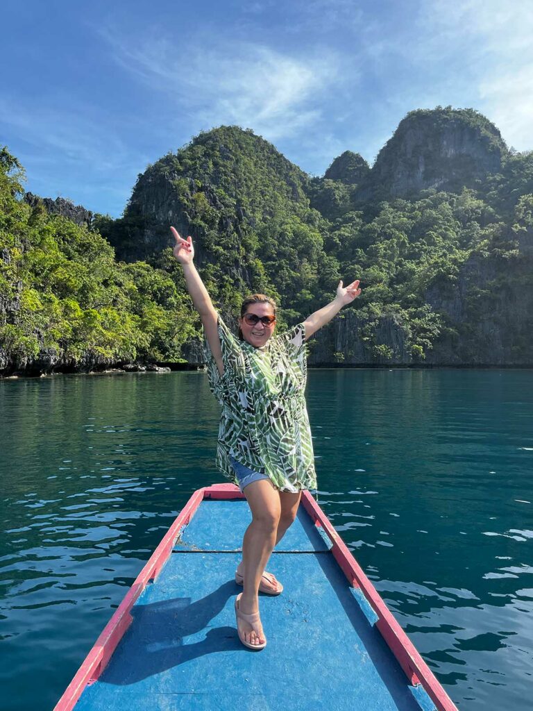 Une femme posant lors d'une excursion en bateau à Coron Philippines