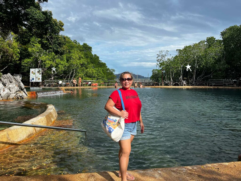 Une femme posant devant les Maquinit Hot Springs