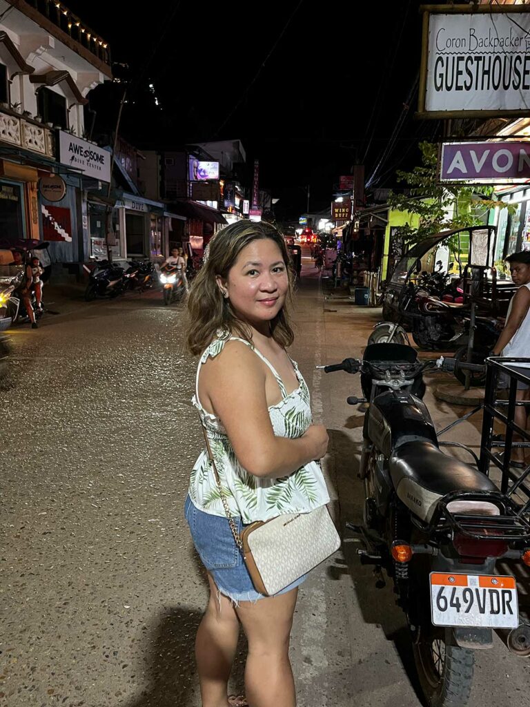 Une femme posant dans les rues de Coron Philippines