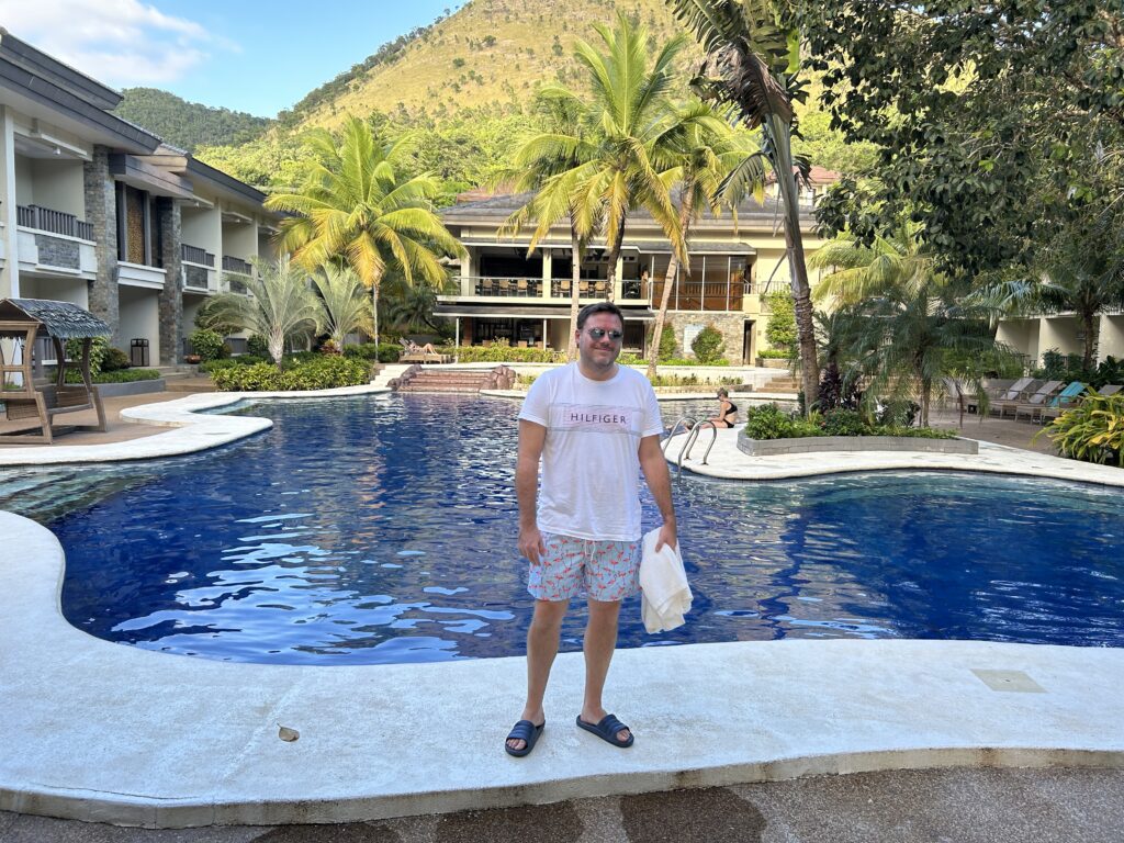 MO2 Lagoon Coron Hôtel : un homme devant la piscine