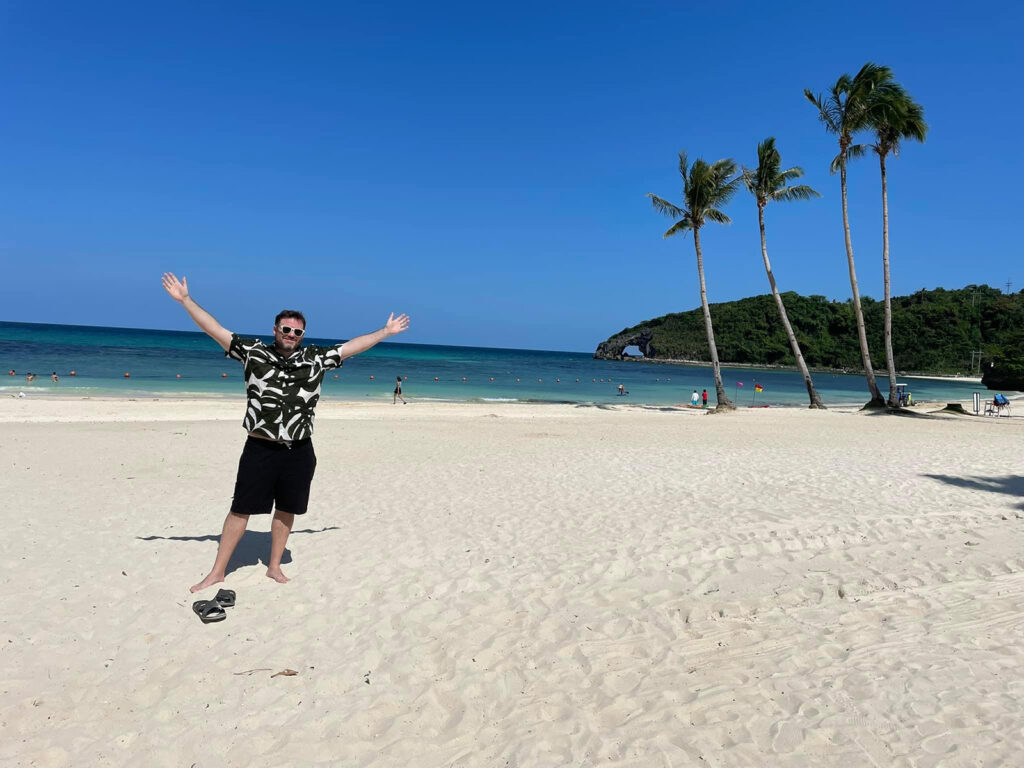 à propos Tourisme aux Philippines : Jonathan debout sur une plage