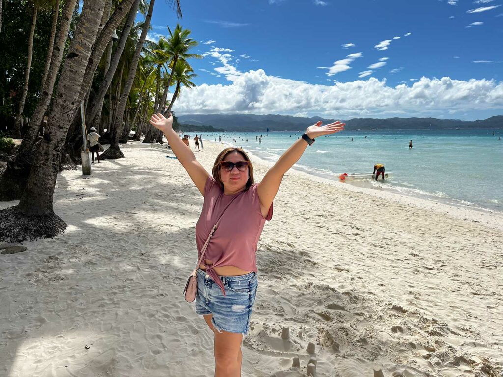 à propos Tourisme aux Philippines : Connie debout sur une plage