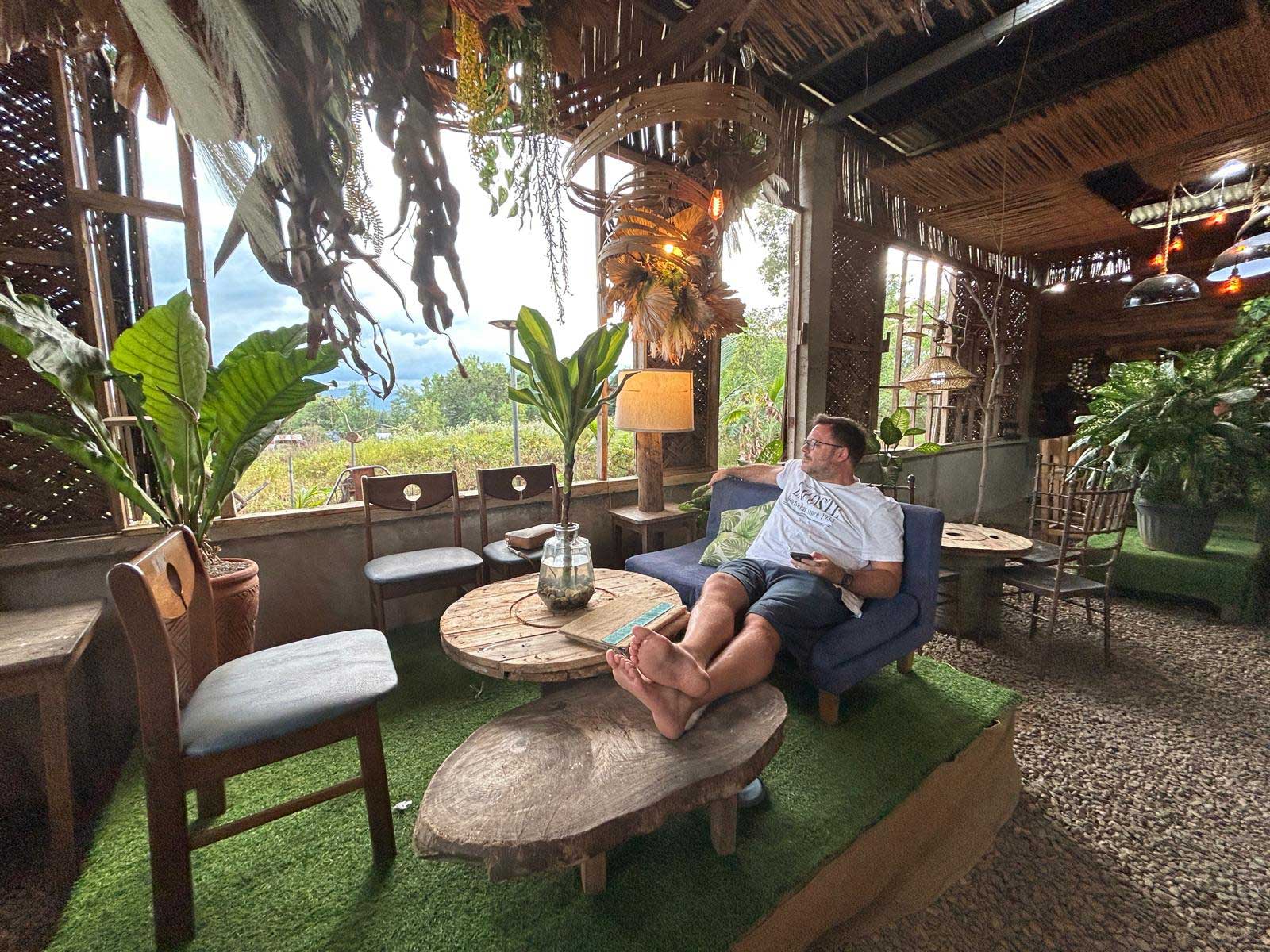 à propos Tourisme aux Philippines : Jonathan assis dans un bar