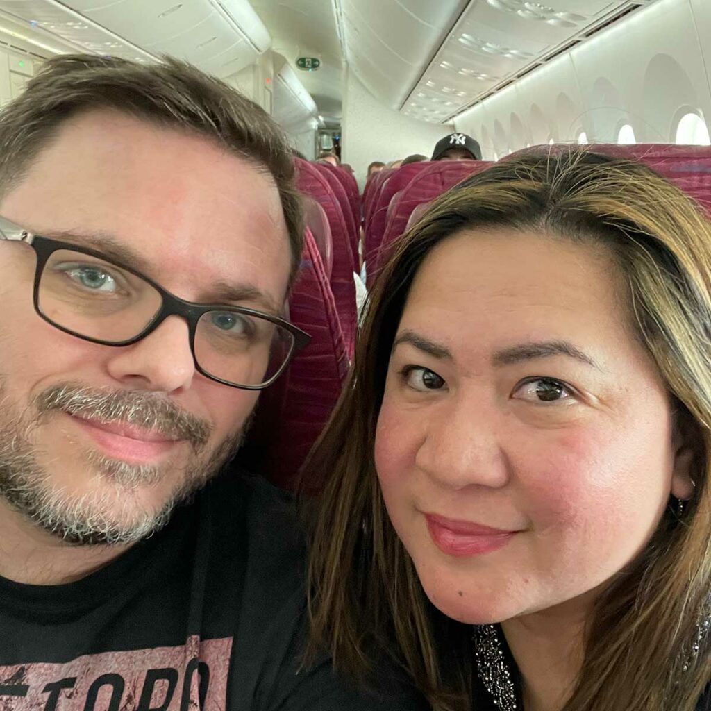 combien de temps pour aller aux philippines : un couple dans un avion