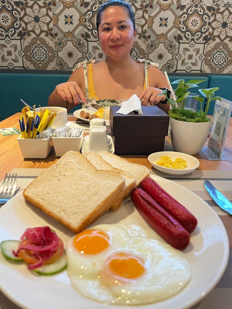 Une femme devant son petit déjeuner à Ferra Hotel Boracay