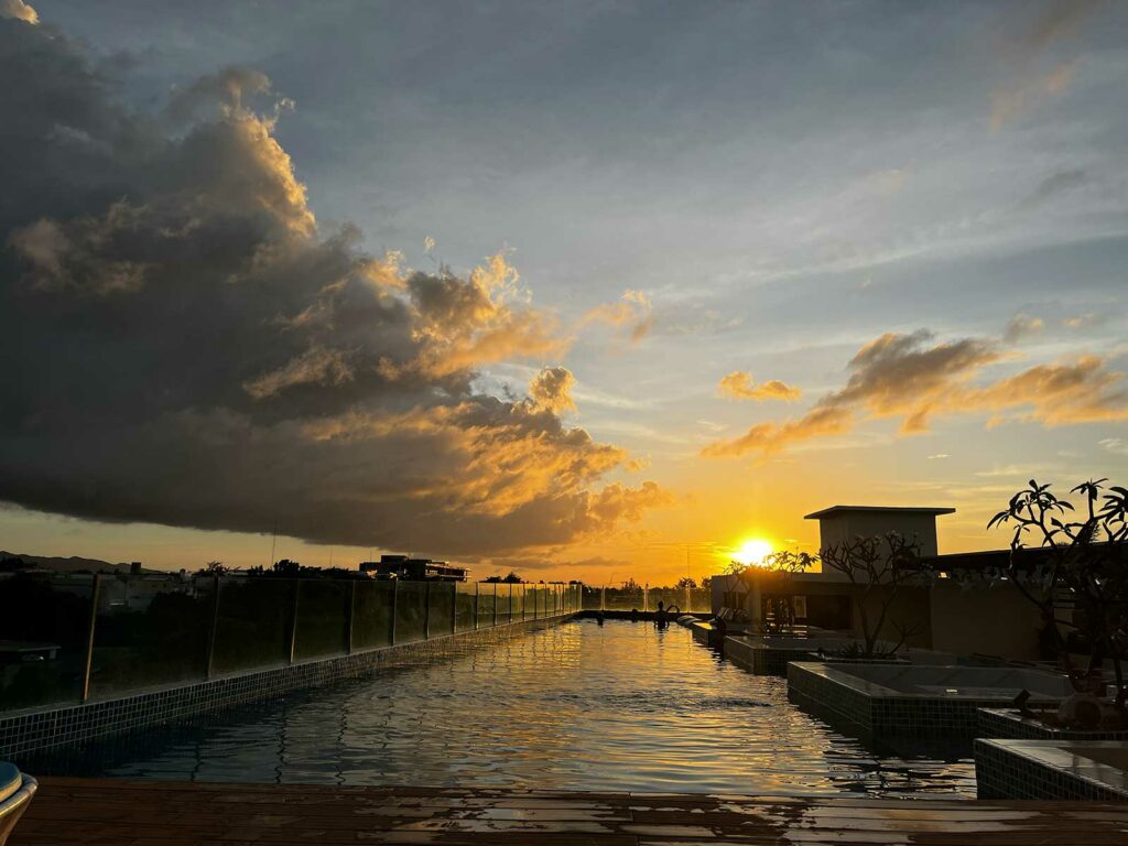 le couché de soleil à la piscine du Ferra Hotel Boracay