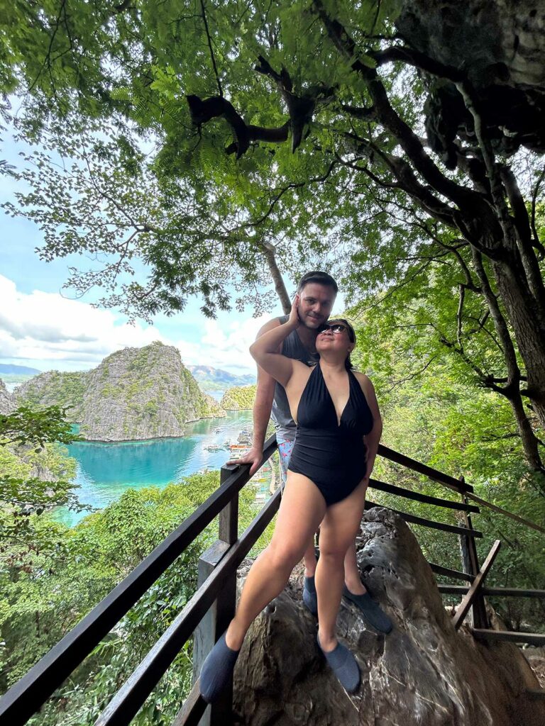 Un couple en pleine séance photo lors d'un island hopping coron