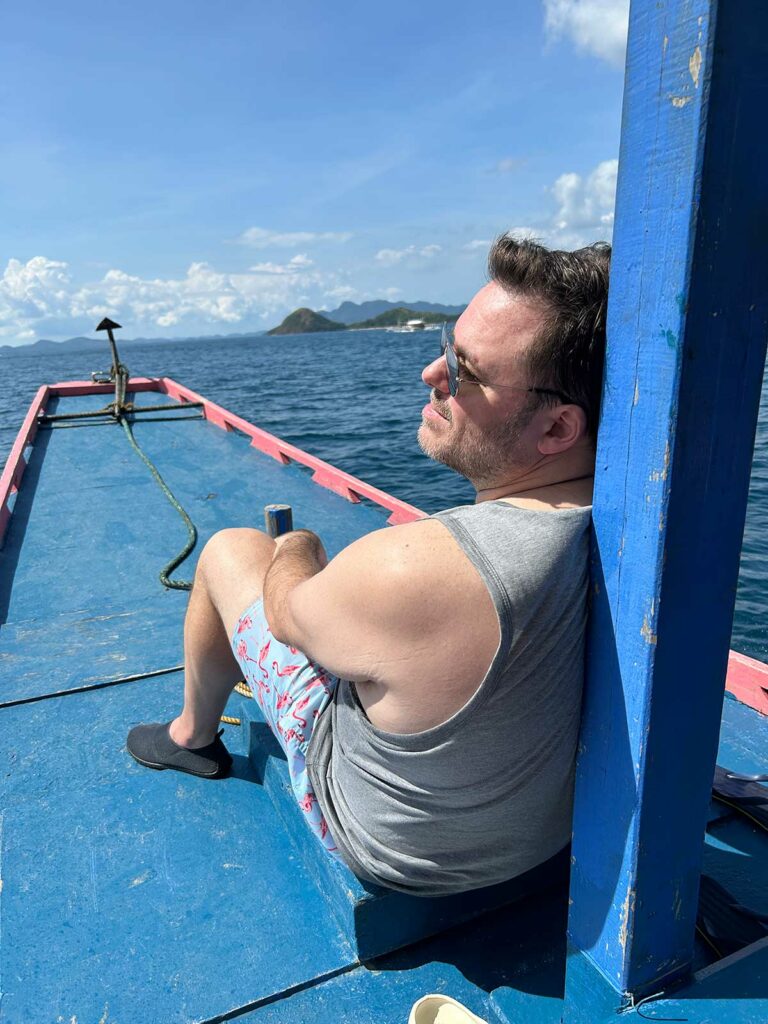 Une homme en bateaulors d'un island hopping coron