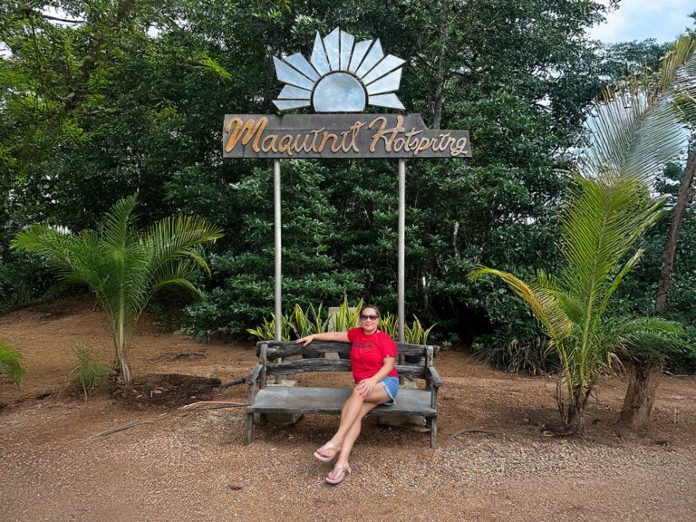 une femme assise aux maquinit hot springs coron