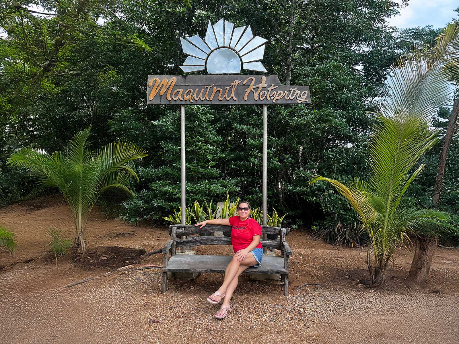 une femme assise aux maquinit hot springs coron