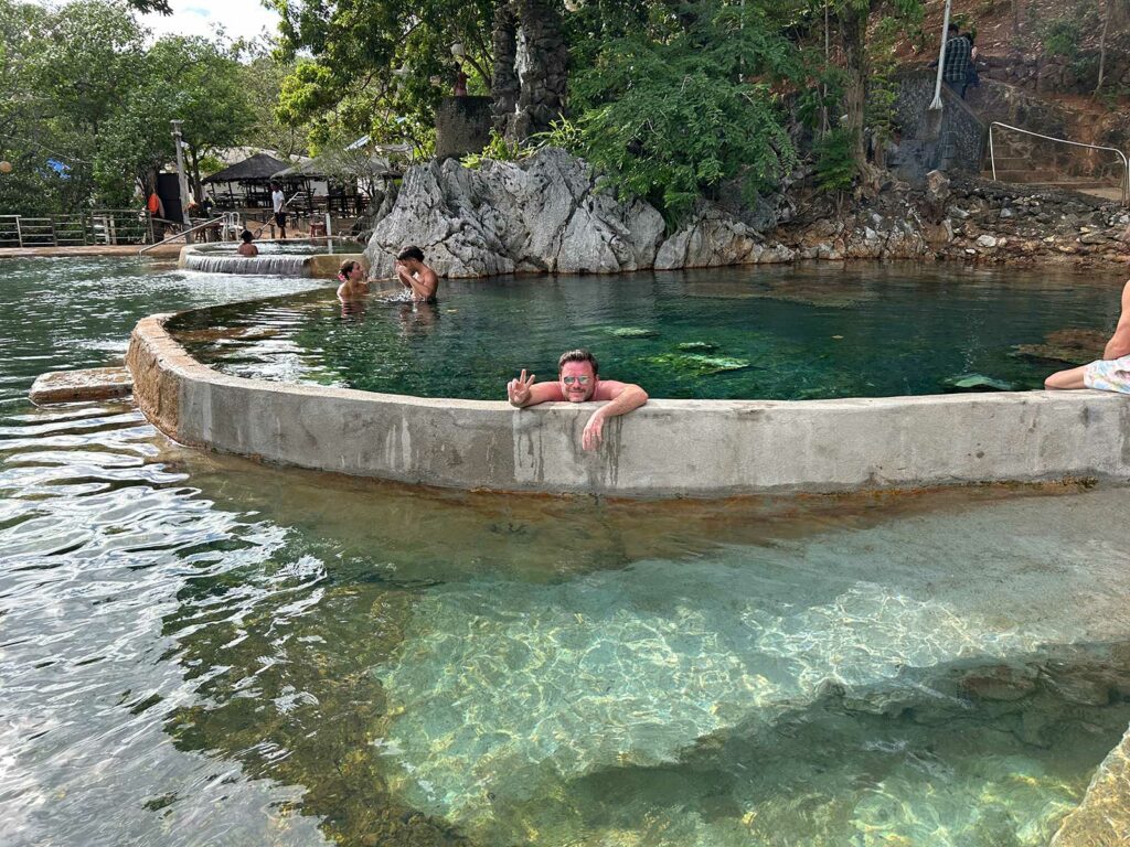 Un homme se baignant dans les Maquinit Hot Springs Coron