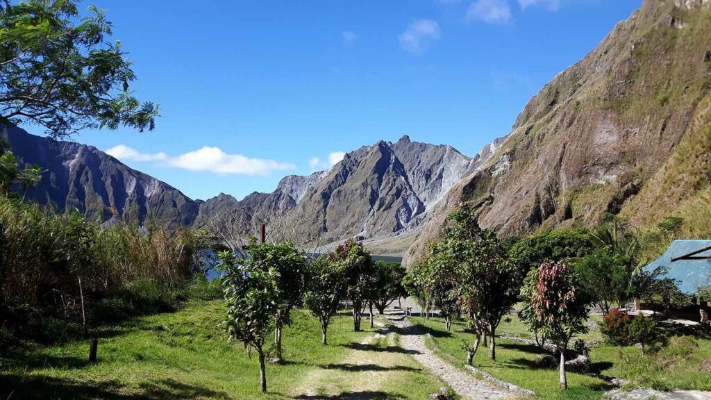 Le chemin menant au mont Pinatubo aux Philippines
