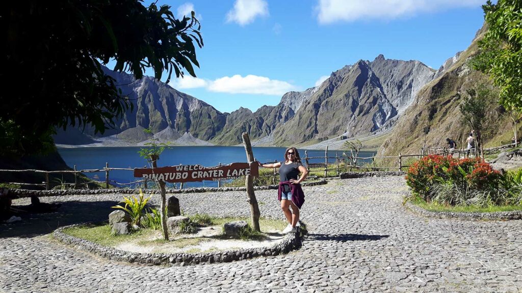 Une femme posant devant le mont Pinatubo aux Philippines