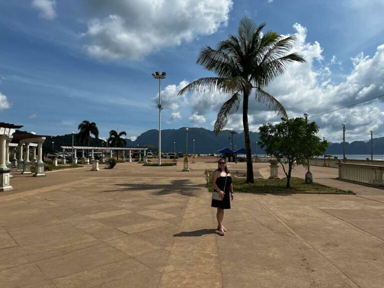 Une femme en train de visiter le porc de Coron Palawan