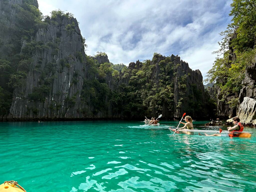 Des gens en train de visiter Coron Palawan en kayak