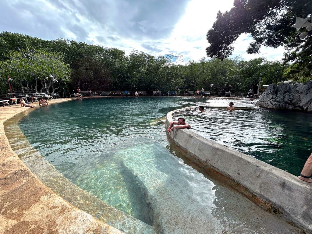 Un homme se baignant aux Maquinit Hot Springs