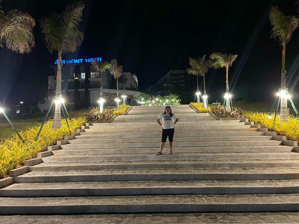 Une femme posant devant le Belmont Hotel Boracay