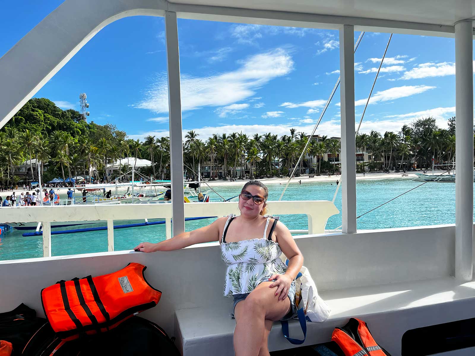 Une femme dans un bateau lors d'un island hopping boracay