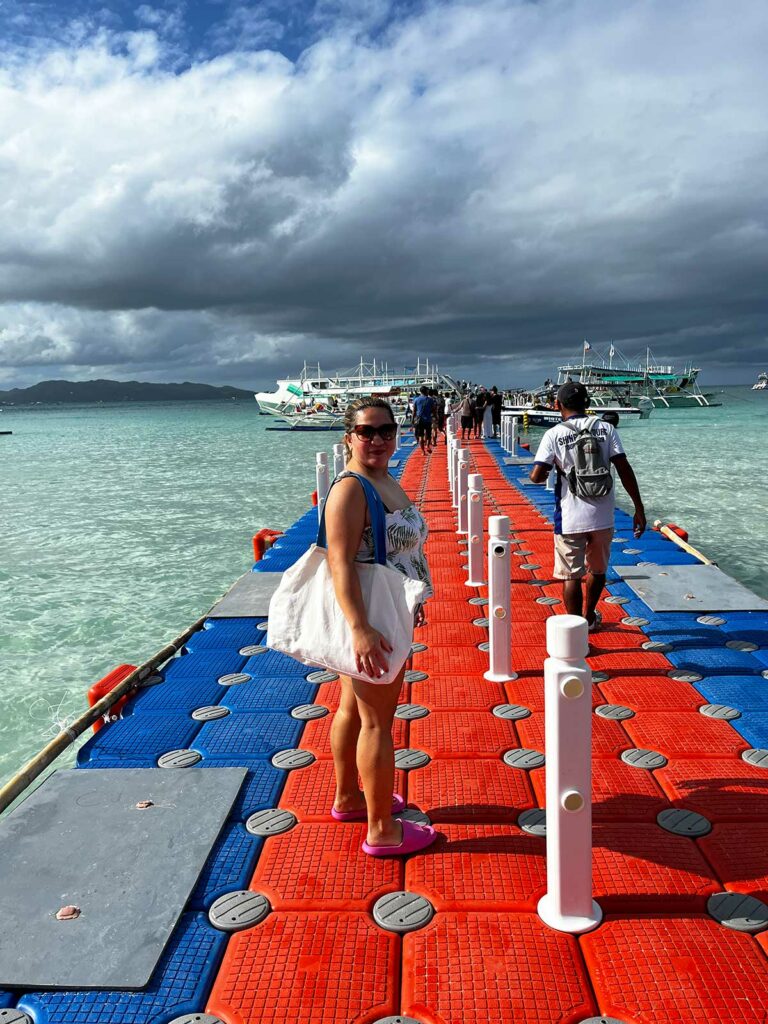 Une femme qui part en island hopping boracay