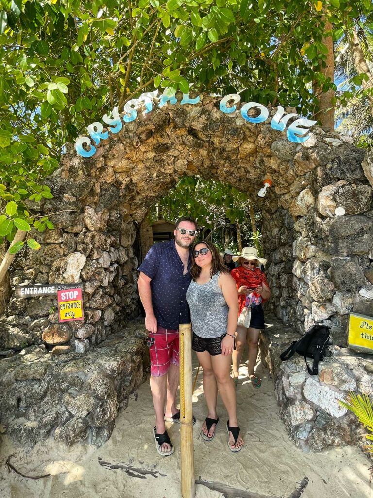 Un couple posant à l'entrée de Crystal Cove