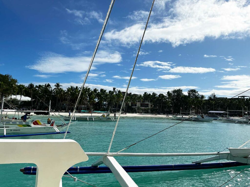 La vue du bateau lors d'un island hopping boracay