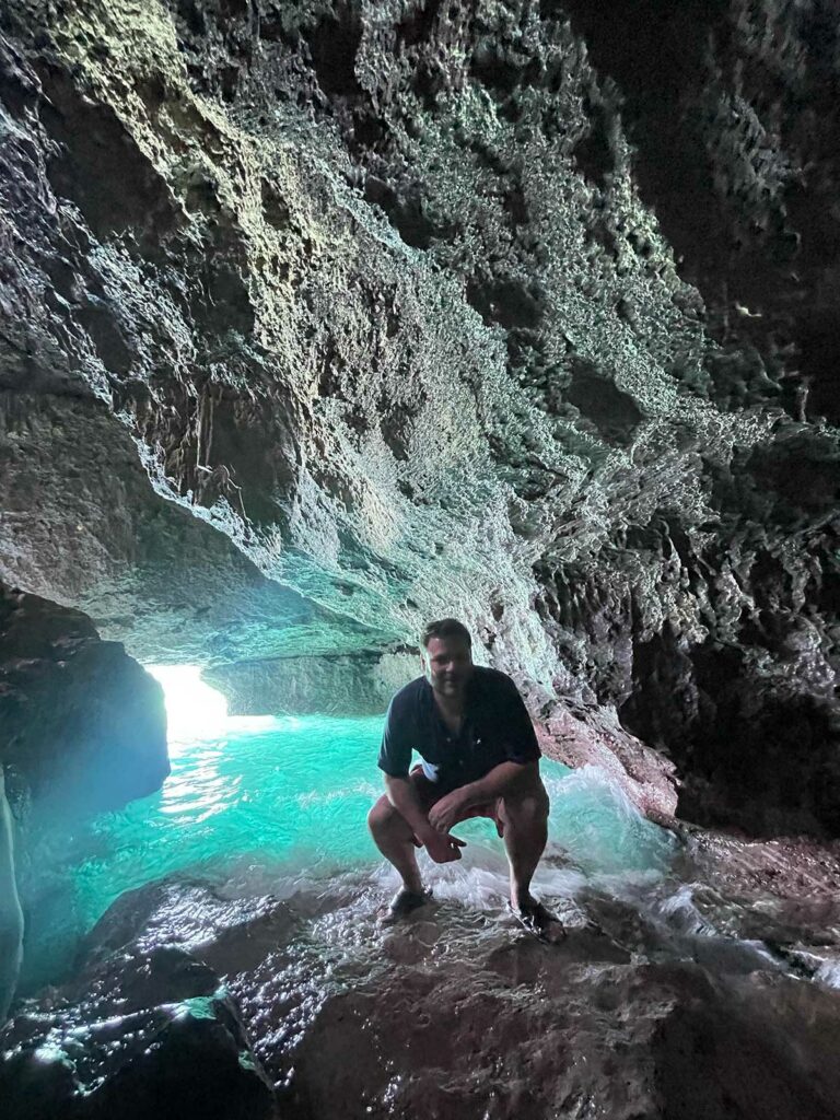 Un posant dans une grotte lors d'un island hopping boracay
