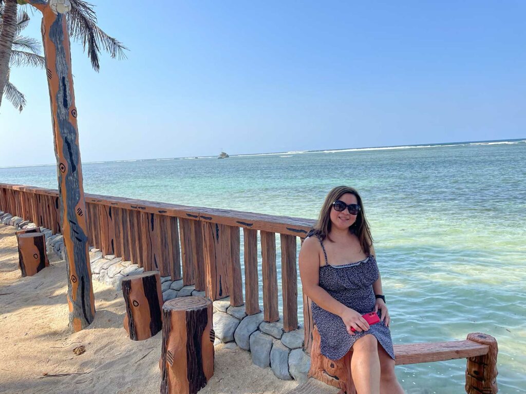 quand partir aux philippines : une femme posant au bord de la mer