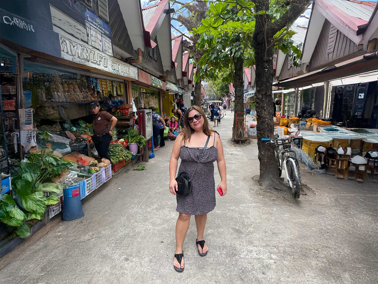 une femme qui fait du shopping Boracay Philippines