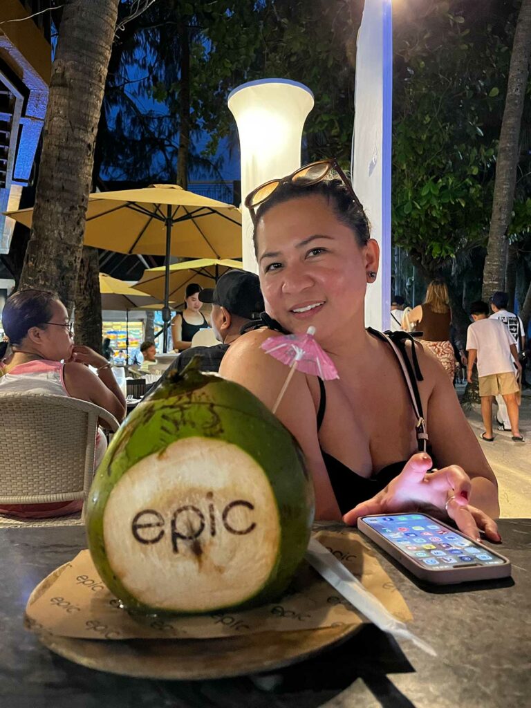 Une femme posant avec une noix de coco à Boracay