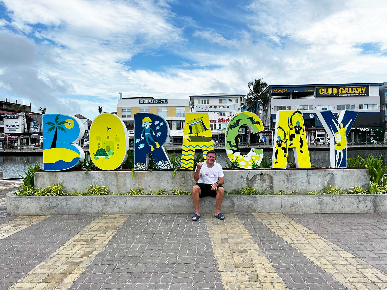 Visiter Boracay : un homme posant dans le centre-ville