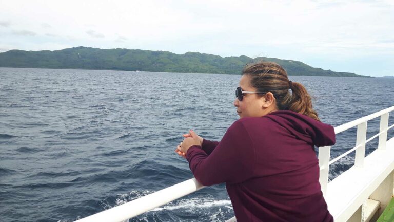 itinéraire philippines : une femme sur le ferry