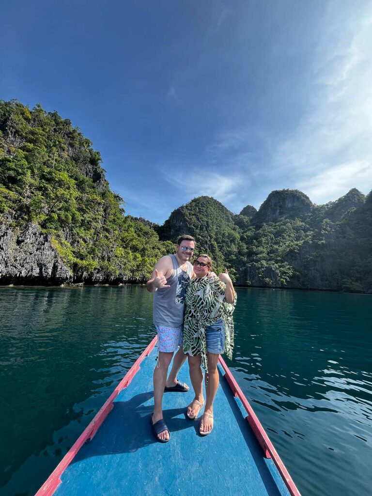 itinéraire philippines : un couple en island hopping à Coron