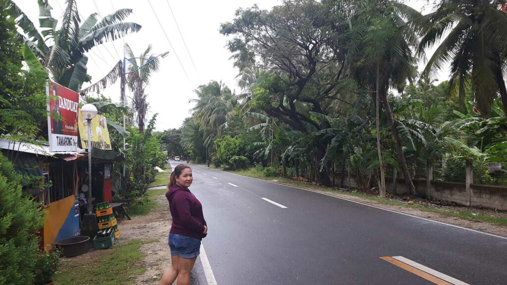 itinéraire philippines : une femme posant sur le bord de la route à Oslob