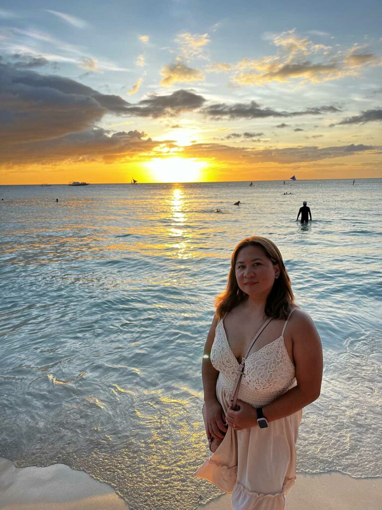 itinéraire philippines : une femme posant devant le couché de soleil à Boracay