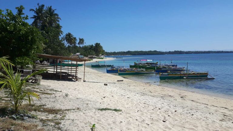 itinéraire philippines : des bateaux sur la plage