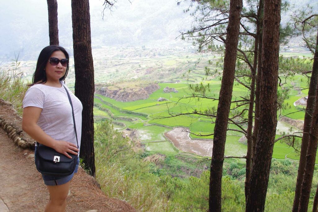 Une femme devant les rizières à Sagada aux Philippines