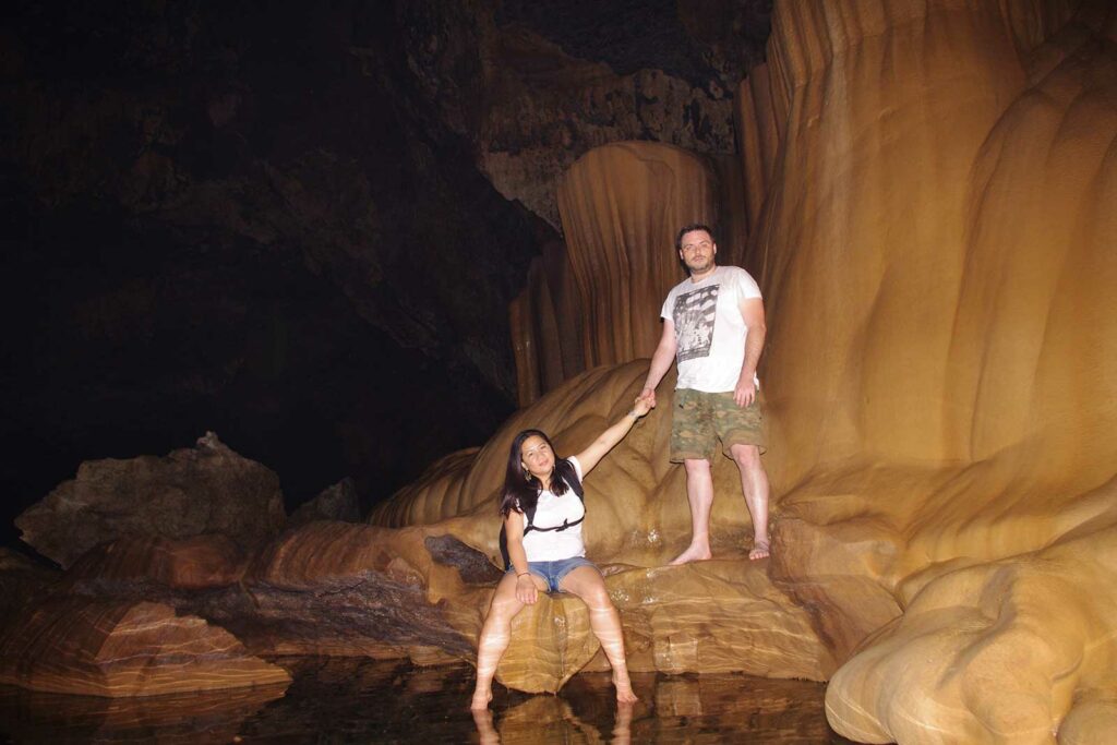 Un couple dans les grottes à Sagada aux Philippines