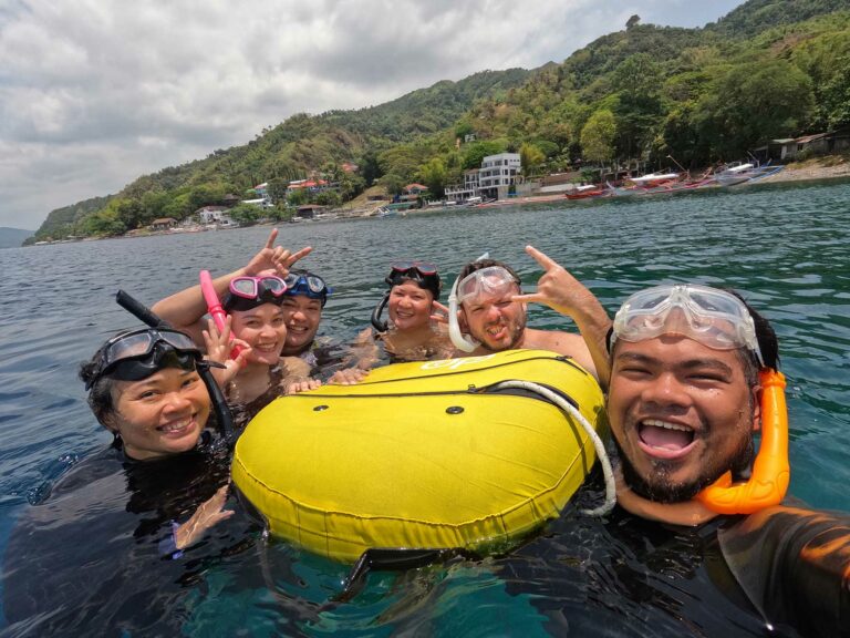 Des gens qui font du Freediving aux Philippines