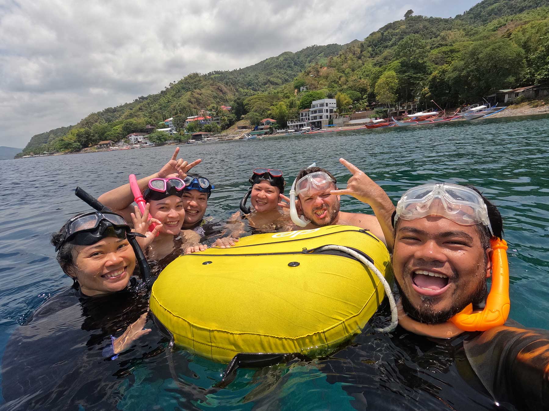 Des gens qui font du Freediving aux Philippines