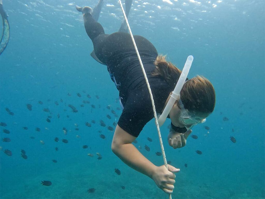 Une femme qui fait du Freediving aux Philippines