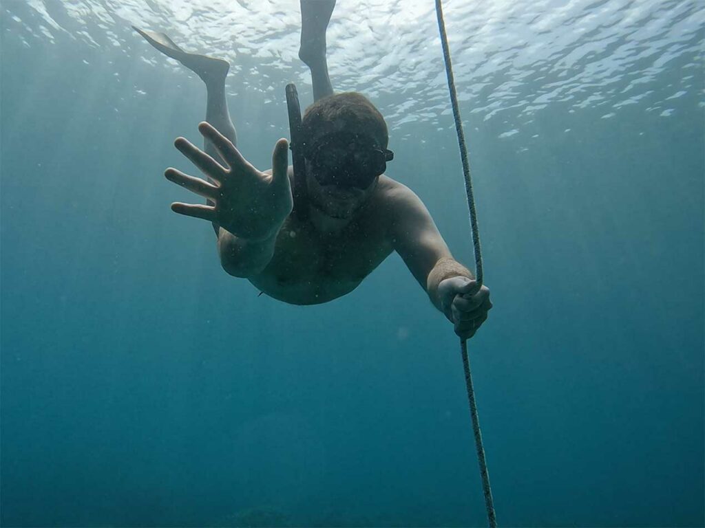 Un homme qui fait du Freediving aux Philippines