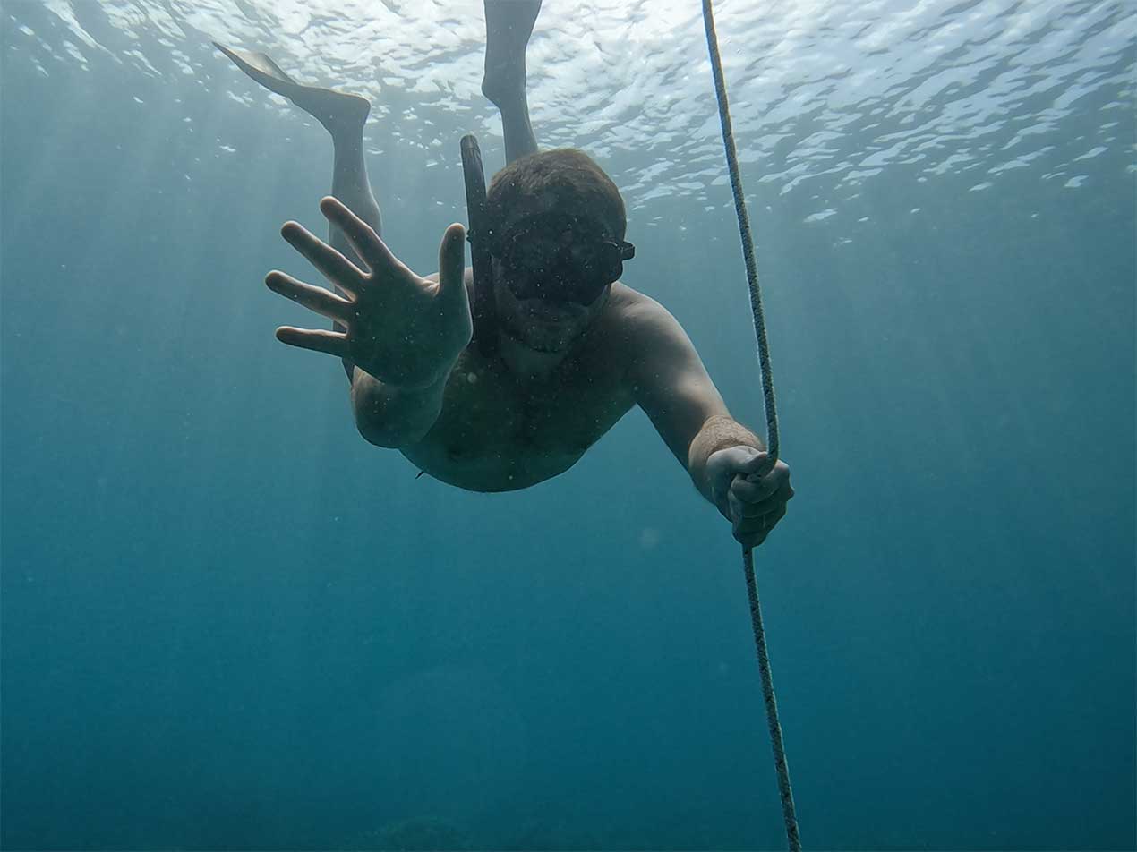 Un homme qui fait du Freediving aux Philippines